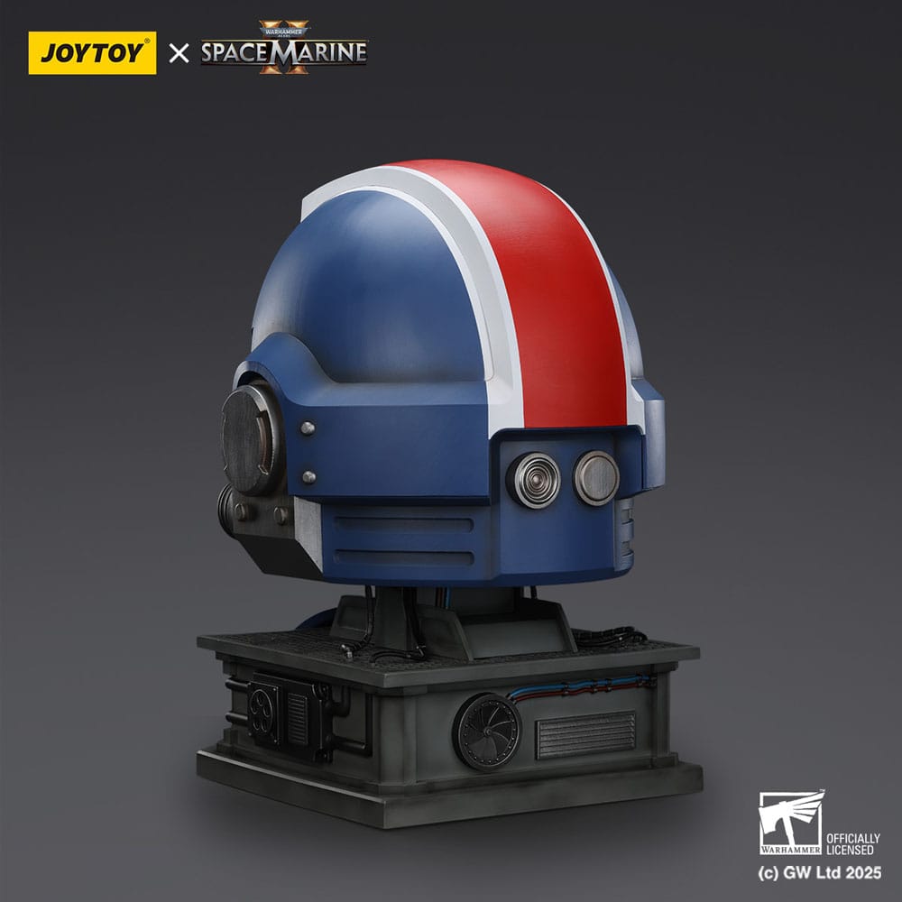 Warhammer 40,000: Space Marine 2 Replica Ultramarines Lieutenant Titus helmet with Display Stand 44 cm