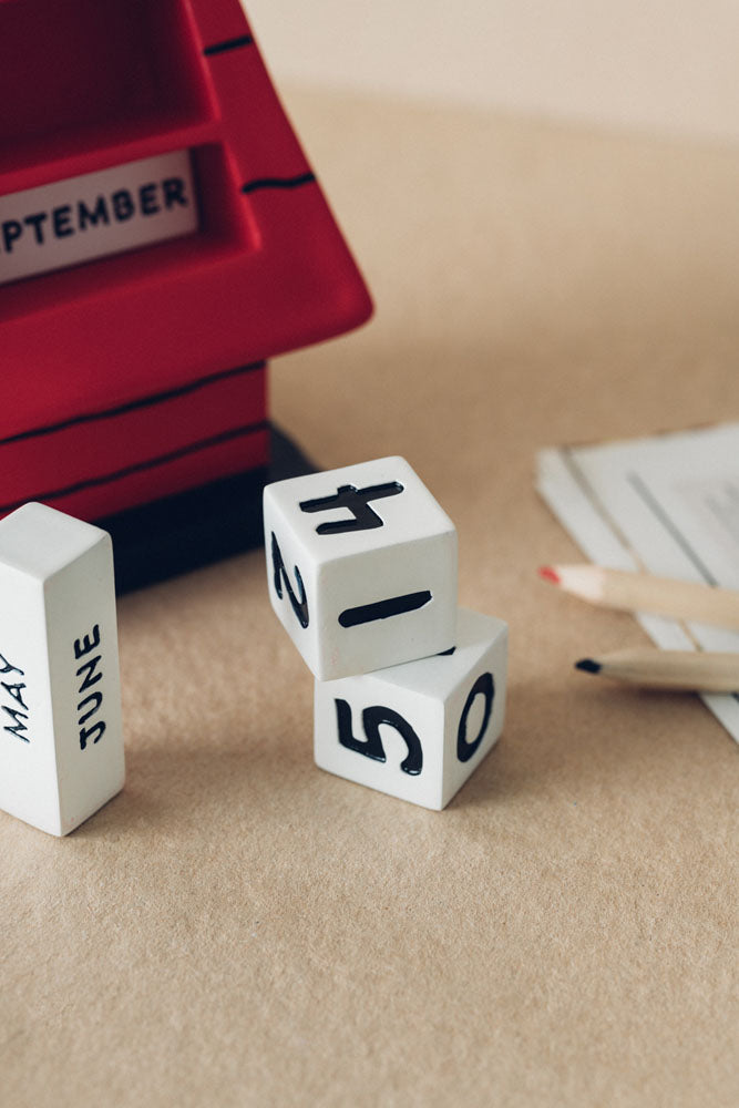 Peanuts 3D perpetual Calendar Snoopy Doghouse