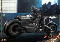 The Flash Movie Masterpiece Action Figure wih Vehicle 1/6 Batman & Batcycle Set 30 cm